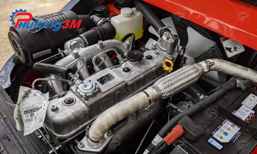 Xe nâng Isuzu 7 Động cơ C240 trên xe nâng dầu 2.5 tấn